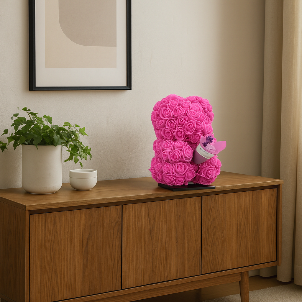 Beer DELUXE auf Ständer 25 cm – Fuchsia Schaumstoff mit Blumenstrauß – in luxuriöser Geschenkverpackung 25 cm